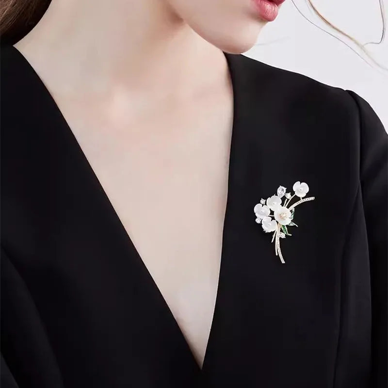 New Delicate Floral Brooch Pin Unisex High-end Feminine Pearl Corsage Luxury Design White Crystal Pins Rhinestone Accessories